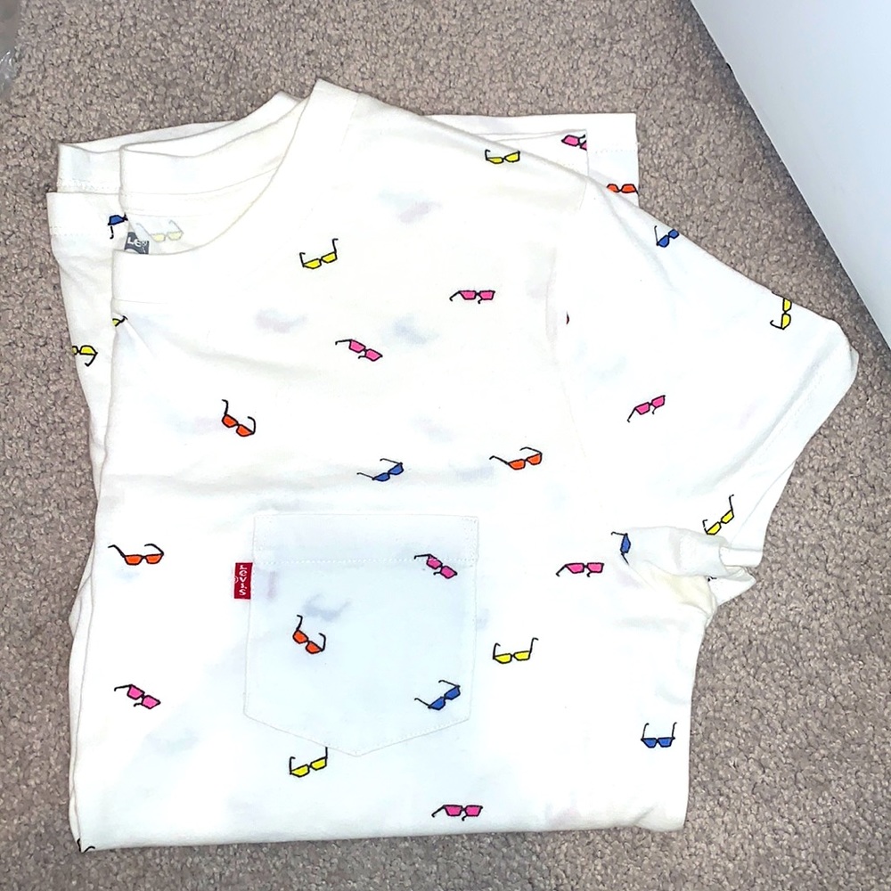 NWOT Levi sunglass pocket tee